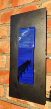 Last inn bildet i Galleri-visningsprogrammet, Glassbilde &quot;Ventes inn&quot; på ramme (Sort rustfritt stål)
